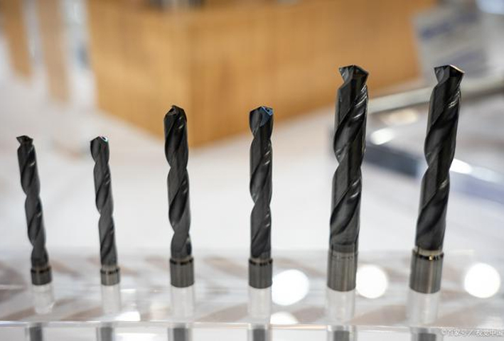 What are the common specifications and models of milling cutters?